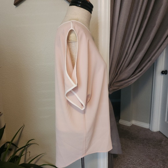 Vince Camuto Blouse ๐ - Picture 4 of 9